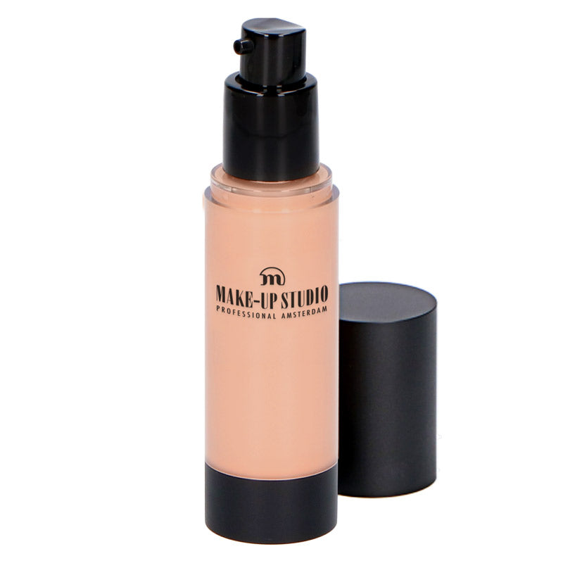 Fluid make up light olive beige